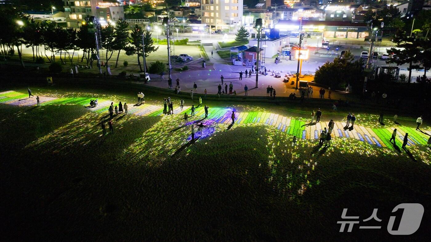 속초해수욕장 미디어아트 &#39;빛의 바다, 속초&#39;.&#40;속초시 제공, 재판매 및 DB 금지&#41; 2025.7.17/뉴스1