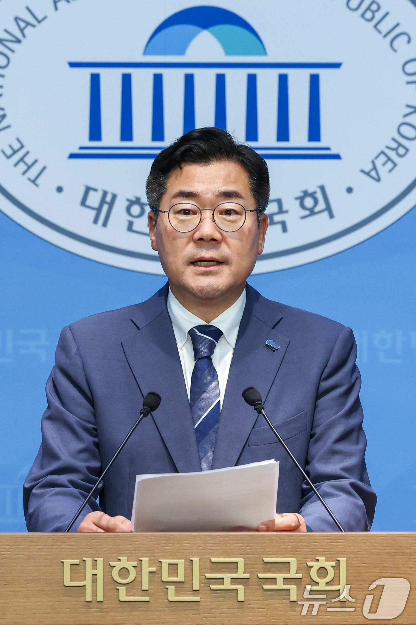 본문 이미지 - 박찬대 더불어민주당 당대표 후보가 17일 오후 서울 여의도 국회 소통관에서 12·3 비상계엄 피의자들을 불러세워 ‘제2의 5공 청문회’를 추진하겠다며 기자회견을 하고 있다. 2025.7.17/뉴스1 ⓒ News1 안은나 기자