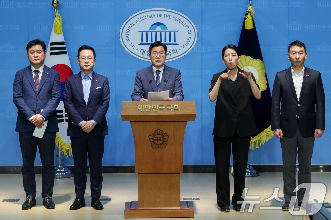 박찬대 더불어민주당 당대표 후보가 17일 오후 서울 여의도 국회 소통관에서 12·3 비상계엄 피의자들을 불러세워 ‘제2의 5공 청문회’&#40;내란 청문회&#41;를 추진하겠다며 기자회견을 하고 있다. 왼쪽부터 윤종군, 박성준, 박찬대, 김용민. 2025.7.17/뉴스1 ⓒ News1 안은나 기자