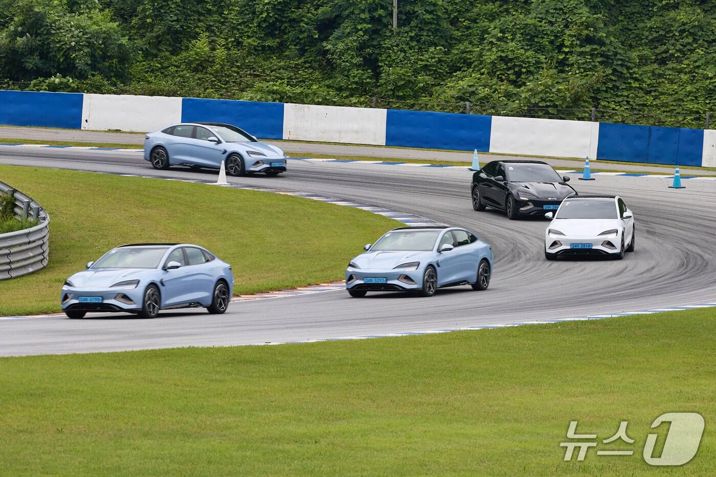  경기 용인 스피드웨이 서킷 주행 중인 BYD의 전기 세단 &#39;씰&#39;&#40;BYD 제공&#41;ⓒ 뉴스1