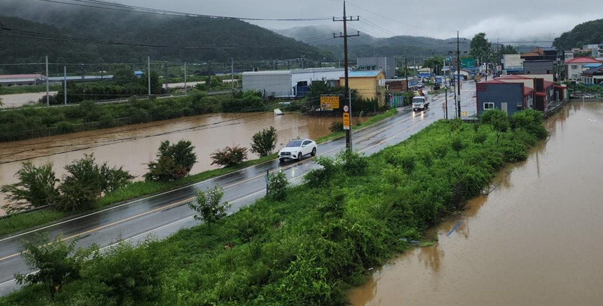 본문 이미지 -  17일 집중호우로 침수된 세종시 전동면 노장리 도로옆 농경지. 마치 세개 하천이 흐르는 모습이다. 왼쪽 맨 위 물줄기가 실제 하천이다.(독자 황순덕 씨 제공. 재판매 및 DB금지)/뉴스1