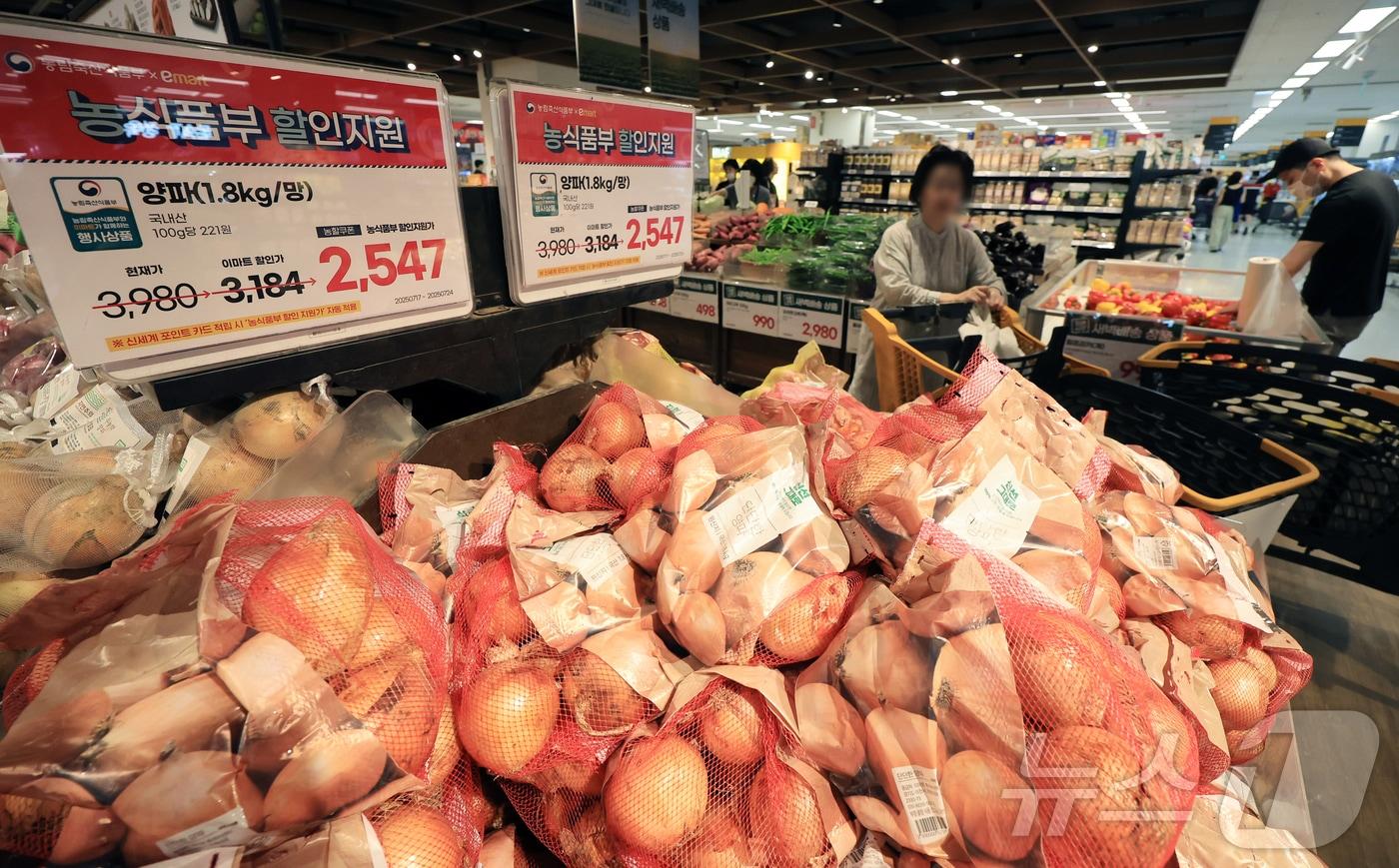 서울 이마트 용산점에서 농수산물을 구매하는 시민들.  ⓒ News1 김진환 기자