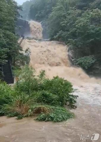 본문 이미지 - 17일 호우 경보가 내려진 합천군 용주면 황계폭포(독자 제공. 재판매 및 DB금지). 2025.7.17