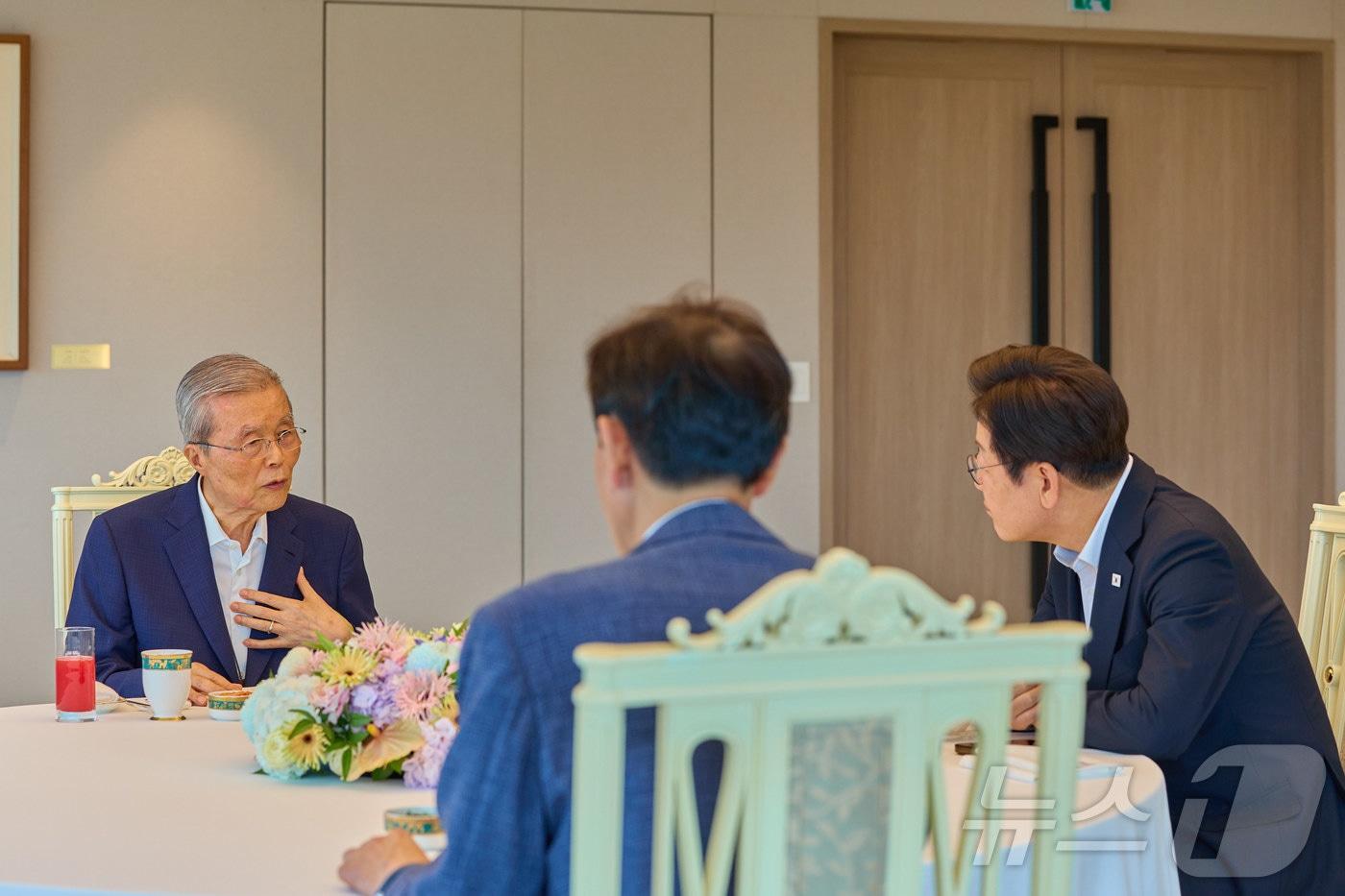 본문 이미지 - 2025년 7월 17일 이재명 대통령이 서울 용산 대통령실 청사에서 김종인 전 국민의힘 비상대책위원장과 오찬을 갖고 있는 모습. (대통령실 제공· 재판매 및 DB금지) 2025.7.17 ⓒ 뉴스1 이재명 기자