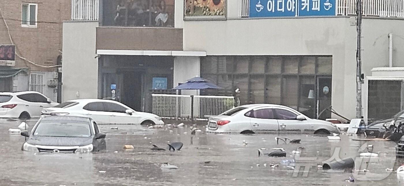 지난달 17일 대구 북구 노곡동 노곡분소 일대에 동네에 침수가 발생해 관계 당국이 안전 조치 중이다. &#40;대구 북구 제공.재판매 및 DB금지&#41; 2025.7.17/뉴스1 ⓒ News1 이성덕 기자