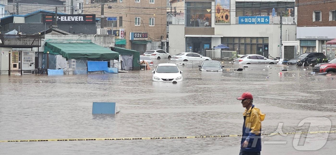 17일 대구 북구 노곡동 노곡분소 일대에 동네에 침수가 발생해 관계 당국이 안전 조치 중이다. 상가와 차량이 물이 잠겼다.&#40;대구 북구 제공.재판매 및 DB금지&#41; 2025.7.17/뉴스1 ⓒ News1 이성덕 기자