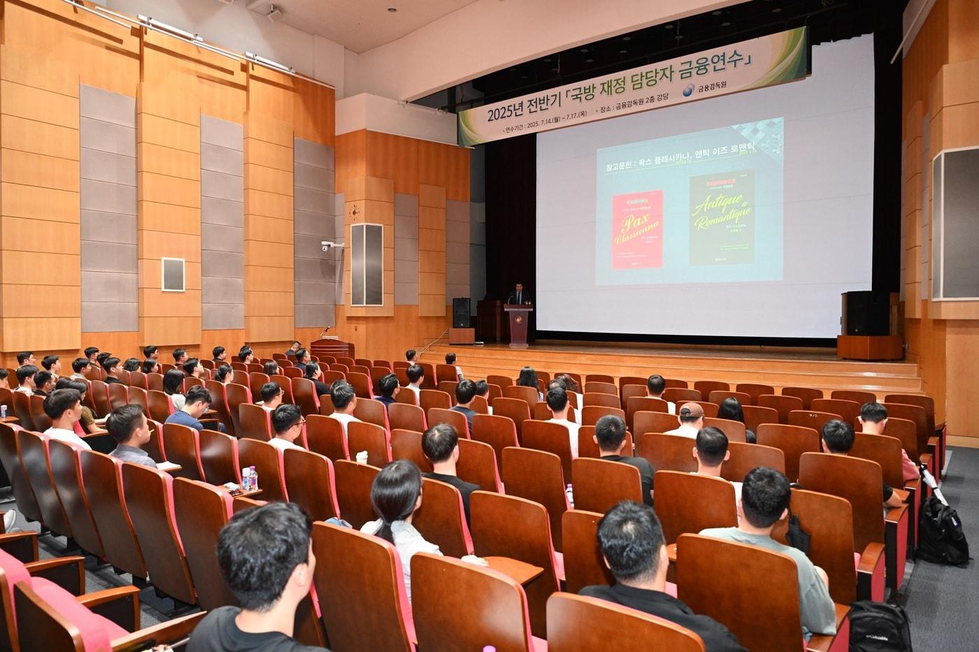 이영빈 국방부 기획조정실장이 국방재정담당자들에게 인문학 특강을 진행하는 모습.&#40;국방부 제공&#41;