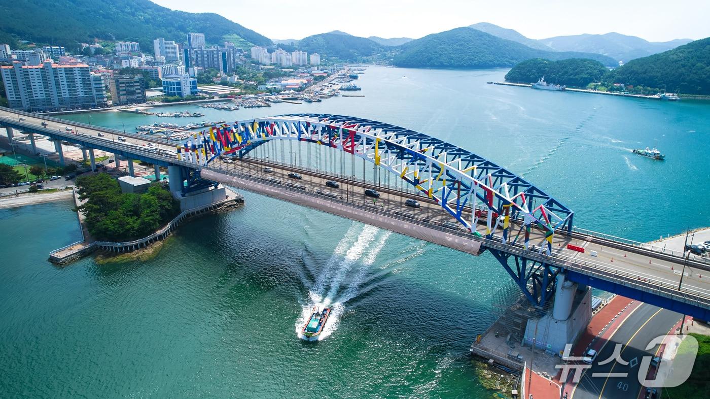 풍어제 디자인을 칠한 통영대교.(통영시 제공. 재판매 및 DB금지)