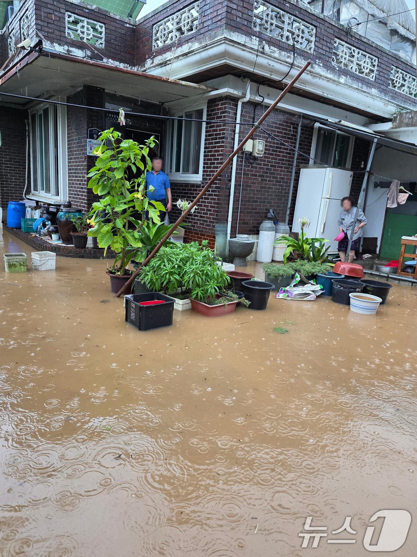 본문 이미지 - 광주에 시간당 80㎜의 극한 호우가 쏟아진 지난 7월 17일 광산구 농촌동 주택 일대가 물에 잠긴 모습. (광주 광산구 제공. 재판매 및 DB 금지) 2025.7.17/뉴스1 