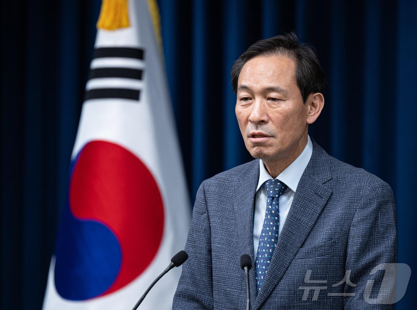 본문 이미지 - 우상호 정무수석이 17일 서울 용산구 대통령실 청사에서 이재명 대통령과 김종인 전 국민의힘 비상대책위원장 오찬 회동과 미국 특사단 브리핑을 하고 있다. 2025.7.17/뉴스1 ⓒ News1 이재명 기자