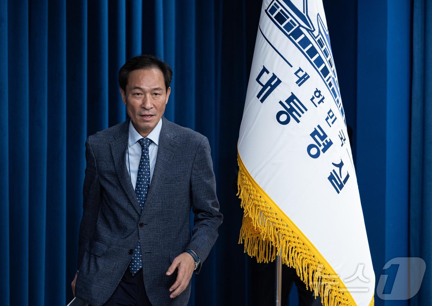 본문 이미지 - 우상호 전 정무수석이 지난해 서울 용산구 대통령실 청사에서 브리핑을 하기 위해 입장하고 있다. 2025.7.17 ⓒ 뉴스1 이재명 기자