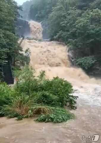 본문 이미지 - 17일 호우경보가 내려진 경남 합천군 용주면 황계폭포 인근에 흙탕물이 넘쳐 흐르고 있다. (독자 제공. 재판매 및 DB 금지) 2025.7.17/뉴스1 ⓒ News1 윤일지 기자