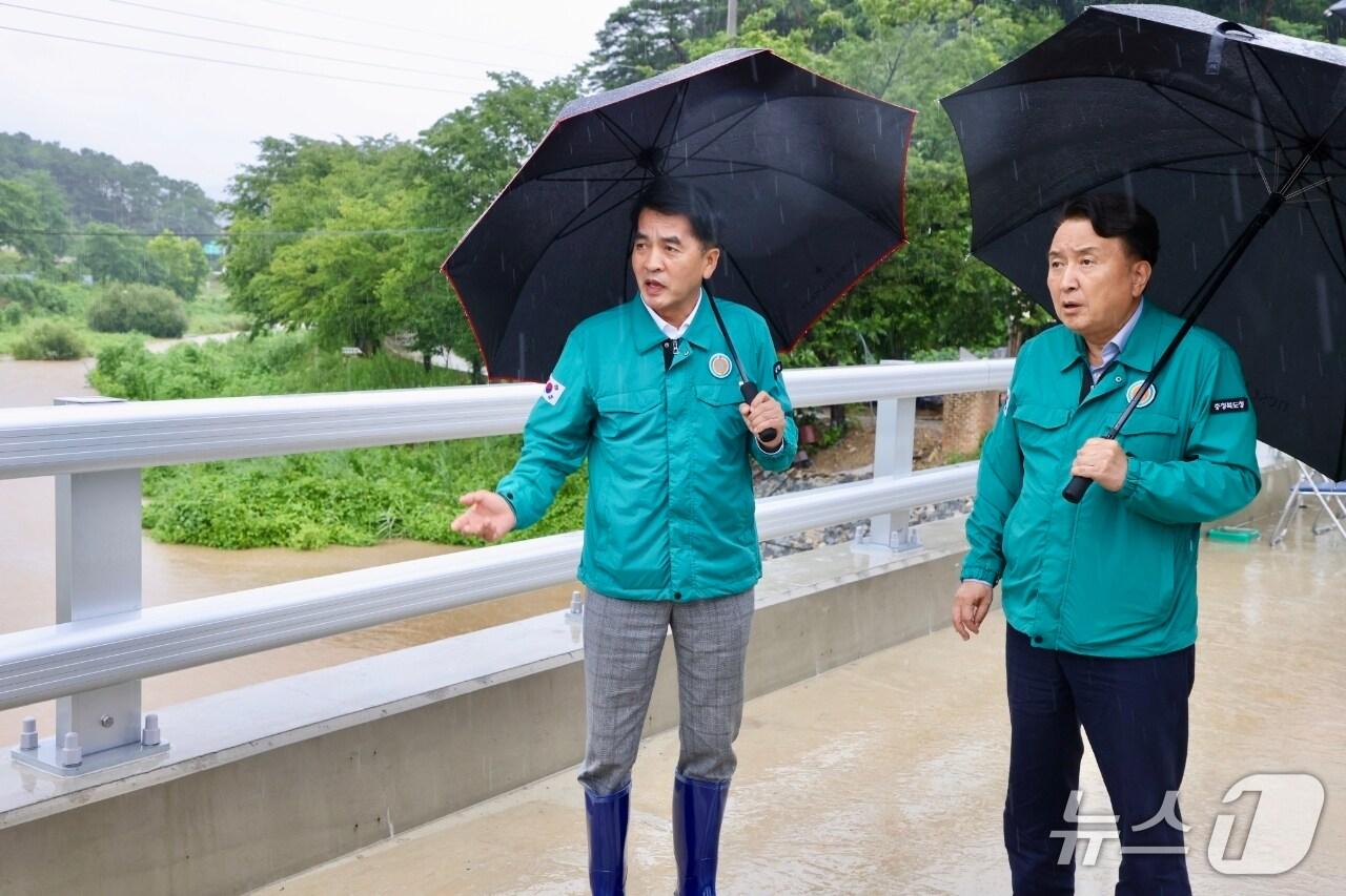 본문 이미지 - 17일 김영환 충북지사&#40;오른쪽&#41;와 최재형 보은군수가 수해 우려지역 현장을 점검하고 있다. &#40;보은군 제공, 재판매 및 DB금지&#41; /뉴스1