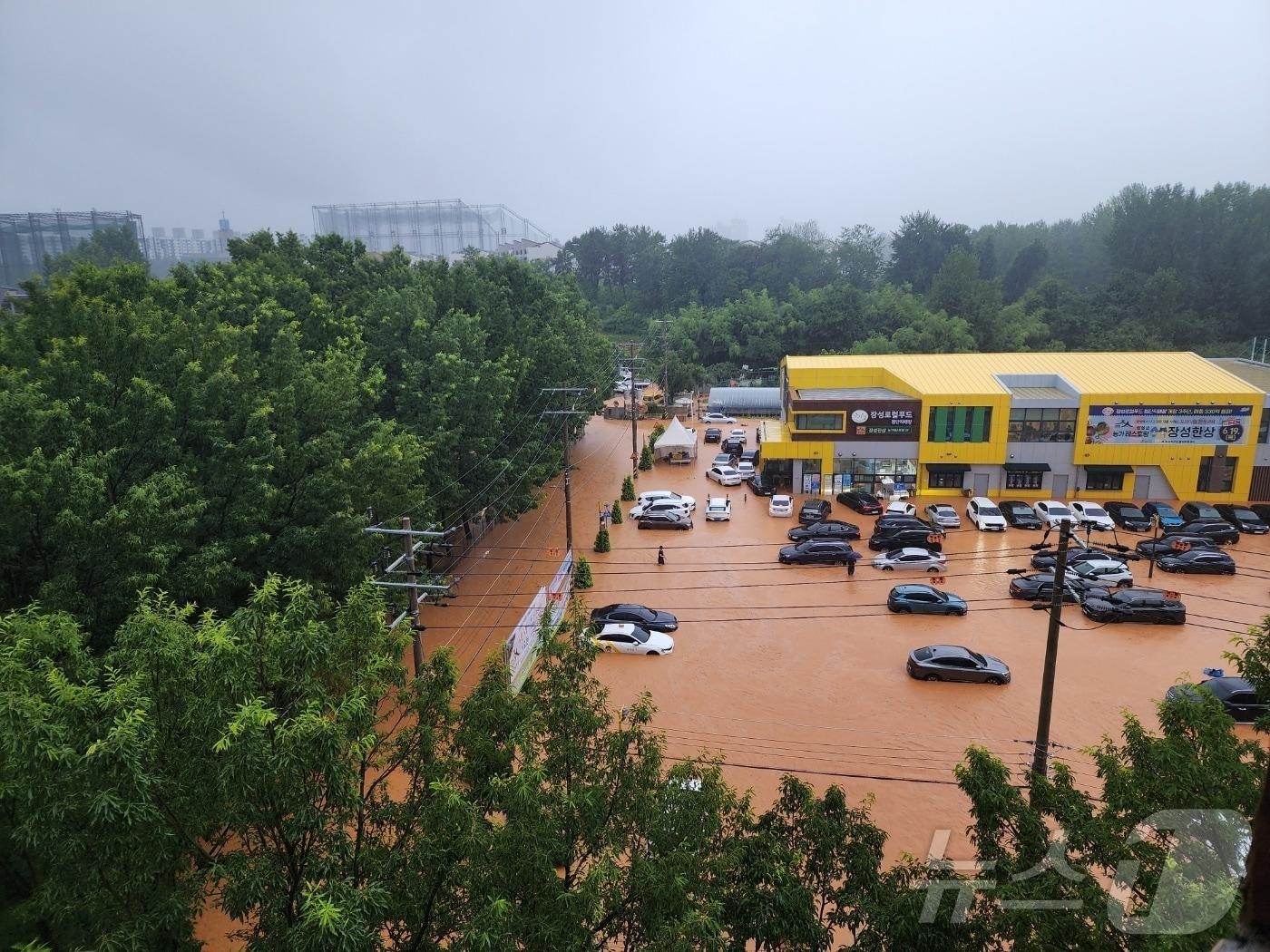 본문 이미지 - 폭우가 쏟아진 17일 전남 장성로컬푸드 일대 도로와 주차장이 침수돼 주민들이 대피하고 있다. &#40;독자 제공. 재판매 및 DB 금지&#41;2025.7.17/뉴스1 ⓒ News1 최성국 기자