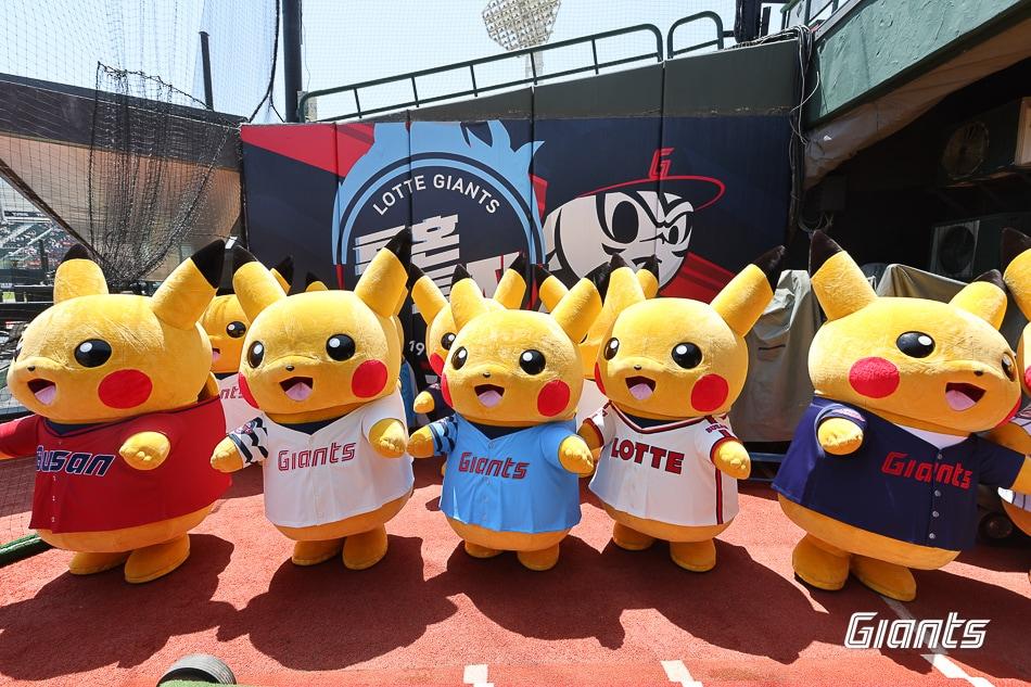 본문 이미지 - 롯데 자이언츠 유니폼을 입은 피카츄의 퍼레이드. (롯데 자이언츠 제공)