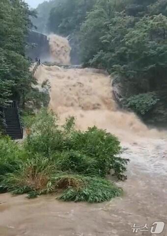 본문 이미지 - 17일 호우 경보가 내려진 합천군 용주면 황계폭포(독자 제공. 재판매 및 DB금지). 2025.7.17