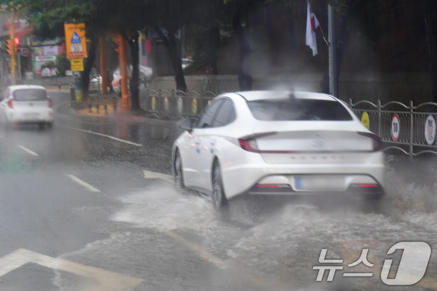 17일 오후 경북 포항시 북구 장성초등학교 앞 도로가 국지성 호우에 침수되면서 차량들이 거북이 운행을 하고 있다. 2025.7.17/뉴스1 ⓒ News1 최창호 기자