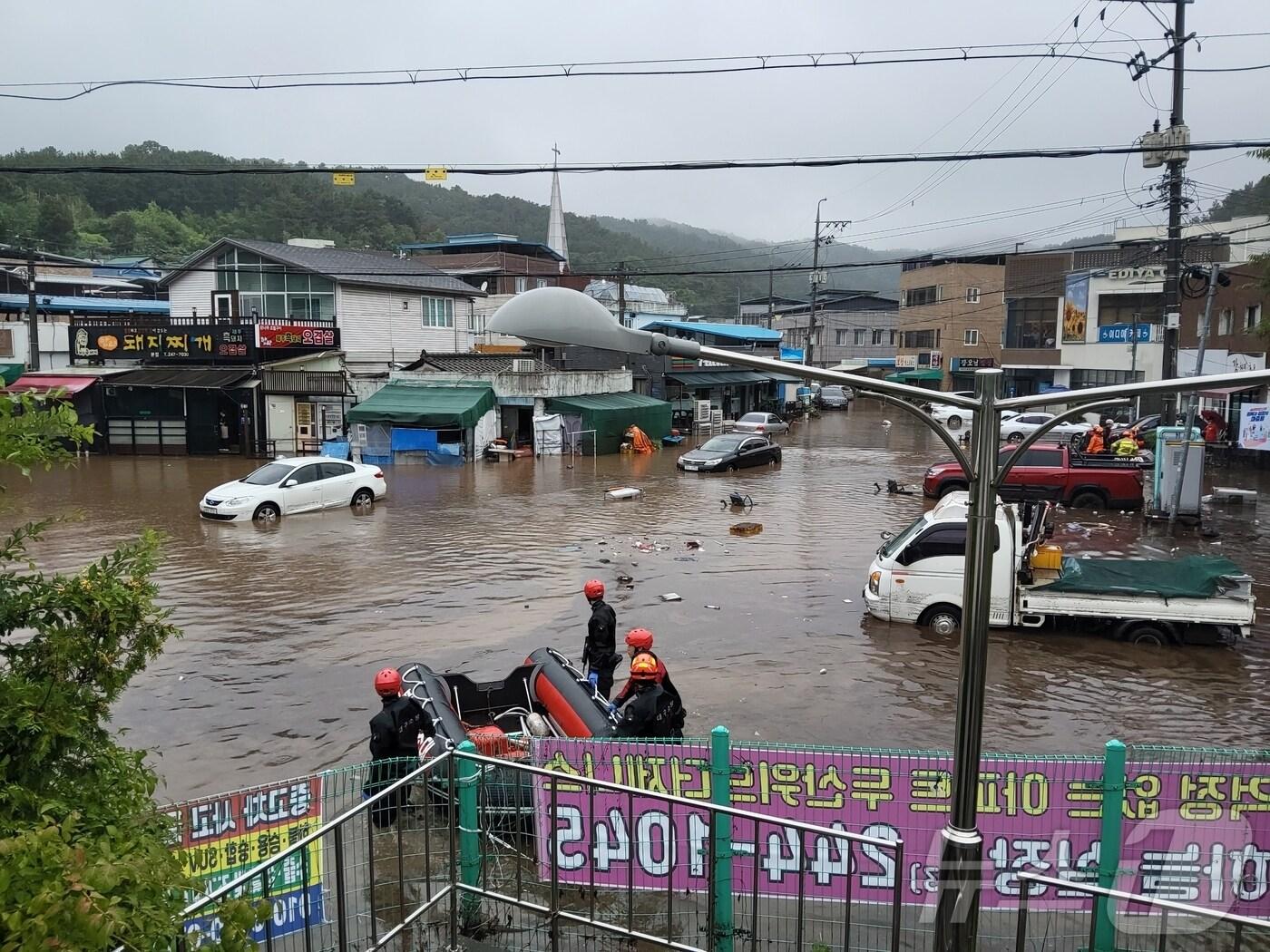 본문 이미지 - 17일 오후 대구 북구 노곡동 일대가 침수됐다. 구조 당국은 구명보트를 동원해 고립된 주민을 계속해서 구조하고 있다.(독자 제공.재판매 및 DB금지) 2025.7.17/뉴스1 ⓒ News1 이성덕 기자