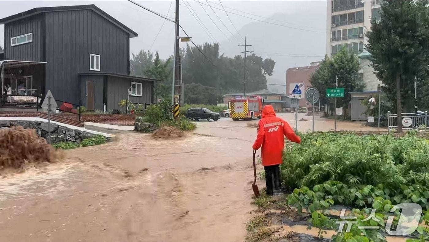 17일 오후 창녕군 부곡면의 한 도로가 침수돼 소방이 배수를 지원하고 있다.&#40;경남소방본부 제공. 재판매 및 DB금지&#41;