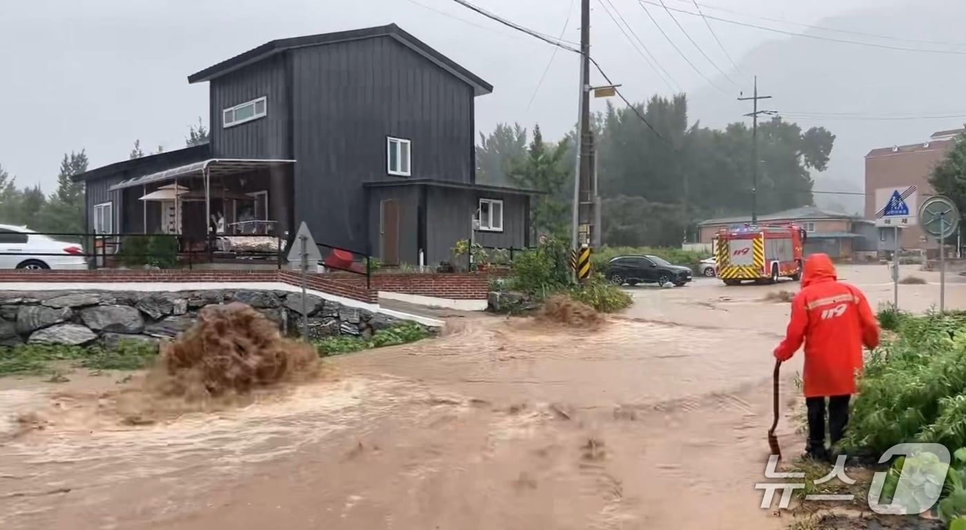 17일 창녕군 부곡면 한 아파트 앞 도랑에 넘치고 있는 물.(경남소방본부 제공. 재판매 및 DB금지)