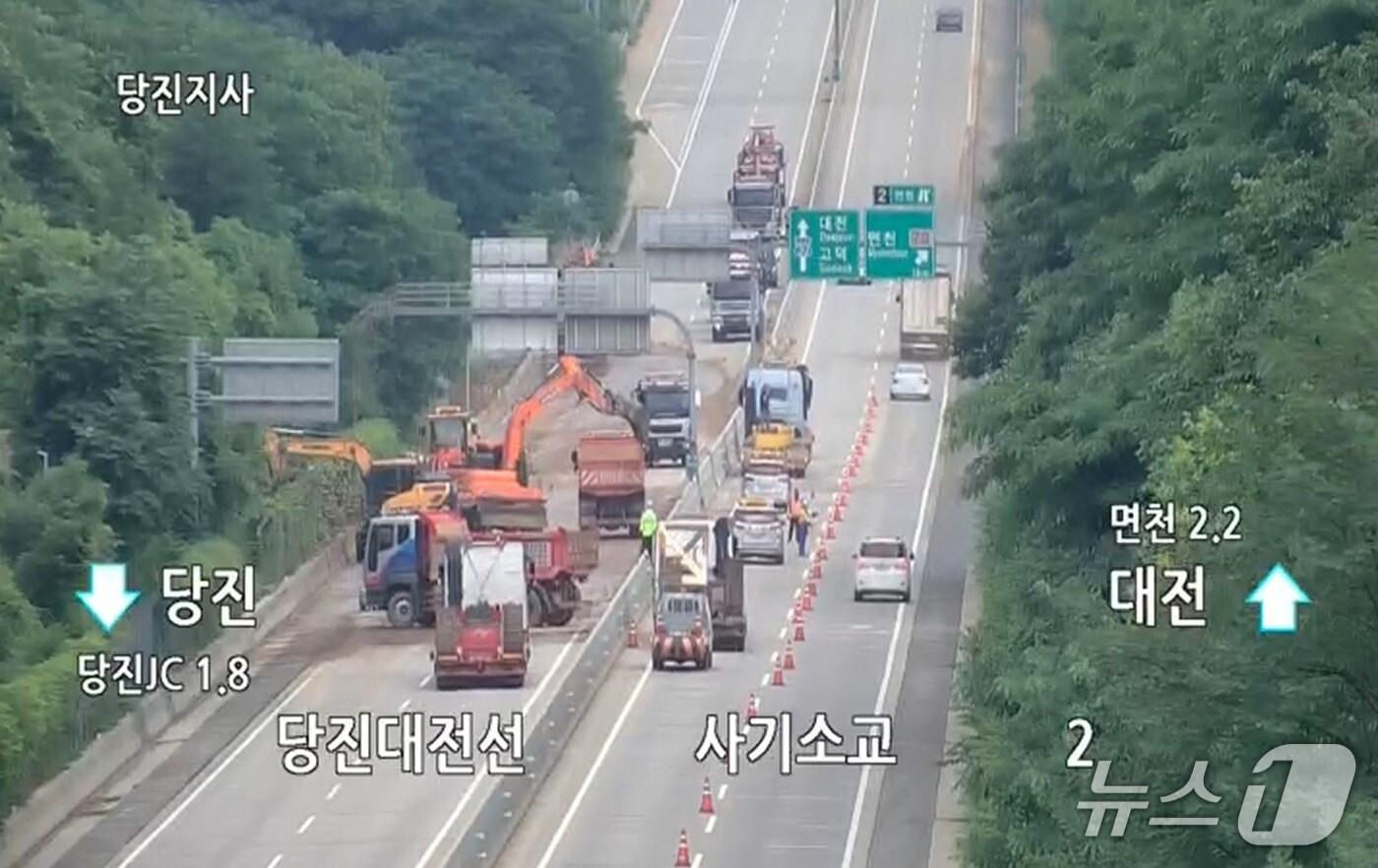 당진대전고속도로 당진분기점부근 지점에 비탈면 토사가 유실되 복구작업이 진행 중이다.(한국도로공사 CCTV 화면 캡쳐) /뉴스1