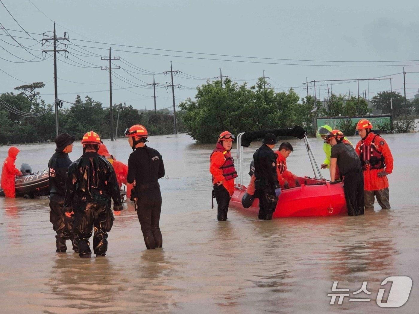본문 이미지 - 폭우로 청지천 인근 도로에 차량 8대가 침수돼 119구조대가 수색 작업을 벌이고 있다.(서산소방서 제공. 재판매 및 DB금지)2025.7.17/뉴스1