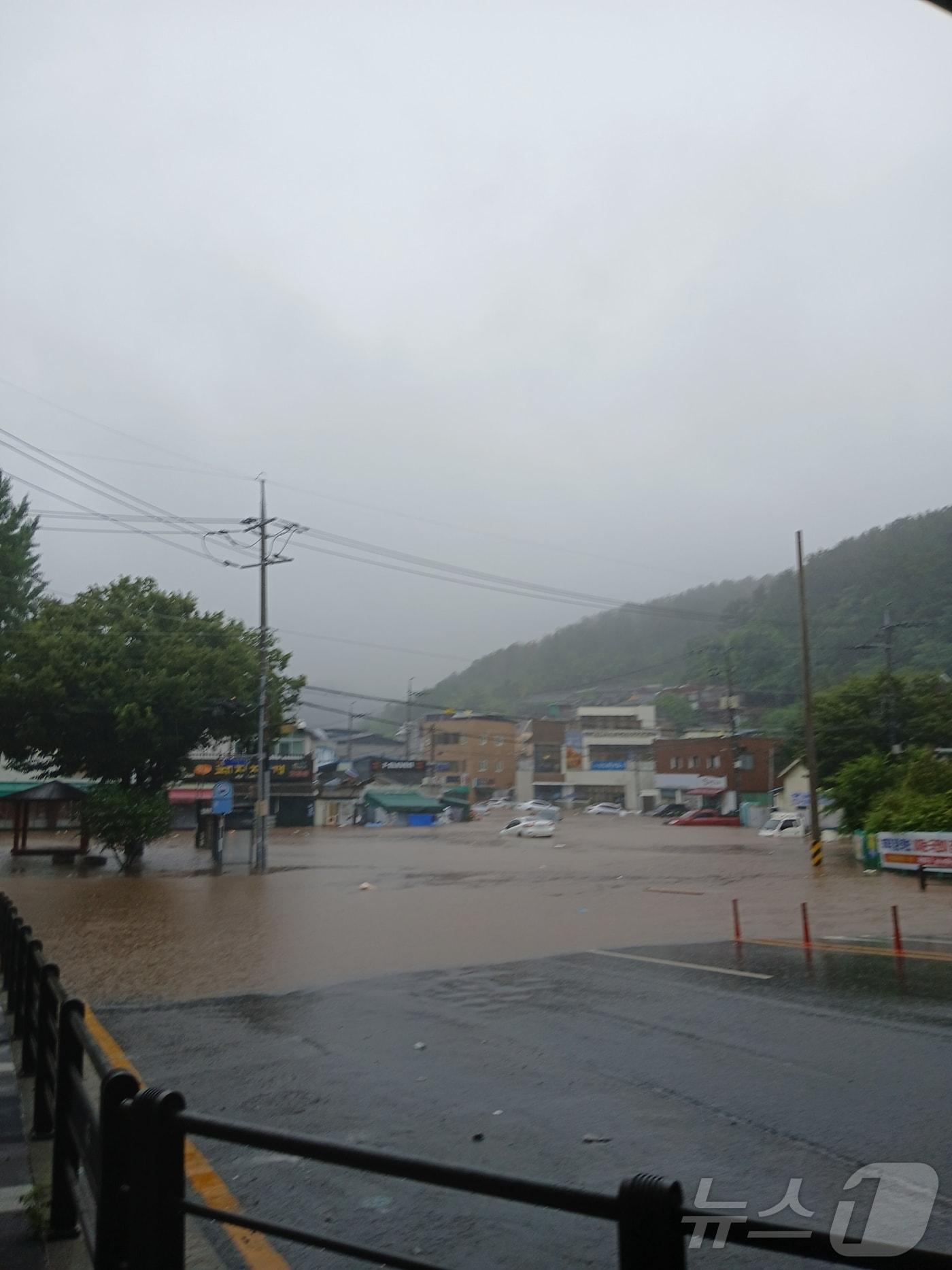 본문 이미지 - 17일 오후 대구 북구 노곡동 일대가 침수돼 구조 당국은 구명보트를 동원해 고립된 주민을 계속해서 구조하고 있다.(대구소방안전본부 제공.재판매 및 DB금지) 2025.7.17/뉴스1 ⓒ News1 이성덕 기자