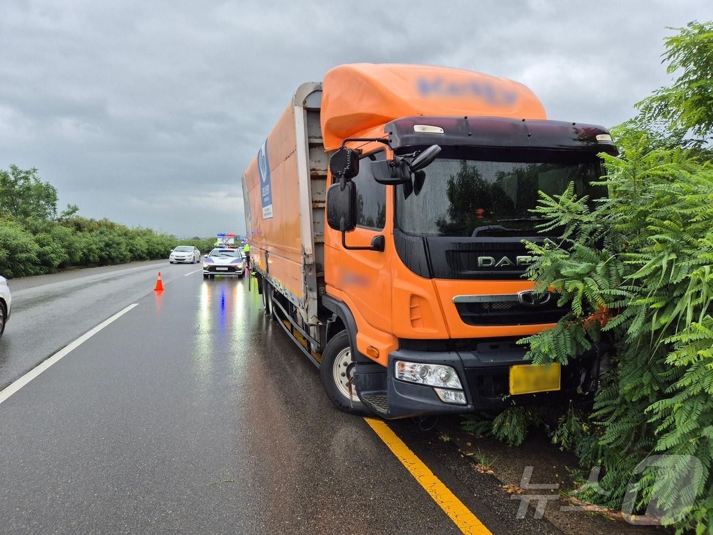본문 이미지 - 전북에 강한 비가 내리는 가운데 17일 전주시 덕진구 도도교차로에서 한 트럭이 빗길에 미끄러진 모습. &#40;전북경찰청 제공. 재판매 및 DB금지&#41; 2025.7.17/뉴스1 ⓒ News1 장수인 기자