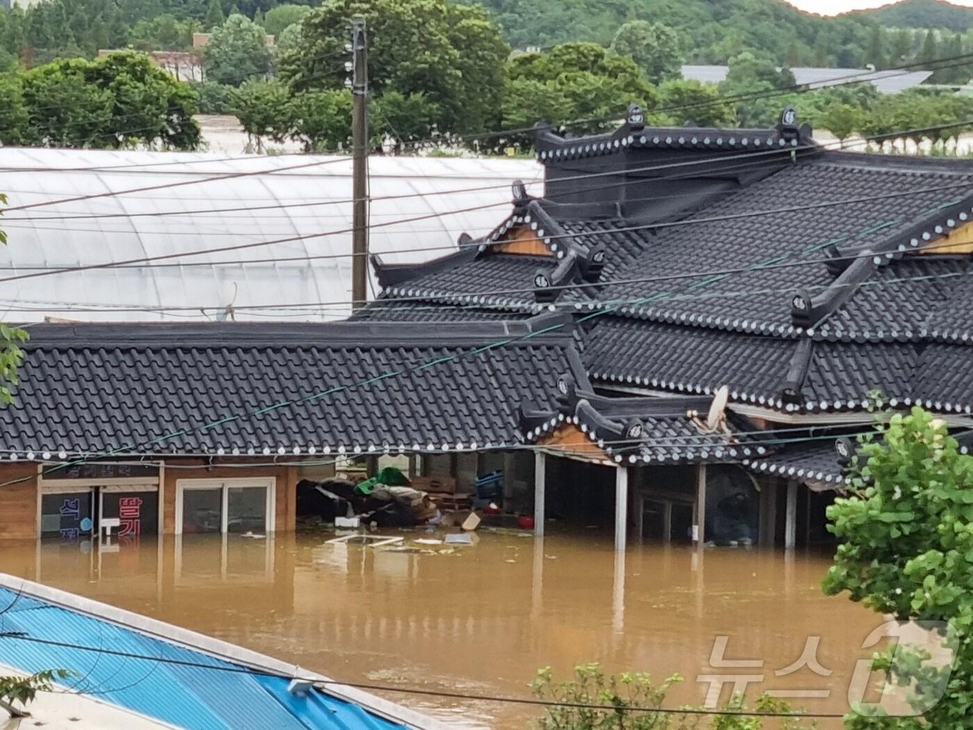 본문 이미지 - 밤사이 쏟아진 집중폭우로 침수 피해가 발생한 17일 충남 아산시 염치읍 석정리 일원 마을 곳곳이 침수됐다. &#40;황재만 전 아산시 의원 제공. 재판매 및 DB금지&#41;2025.7.17/뉴스1 ⓒ News1 이시우 기자