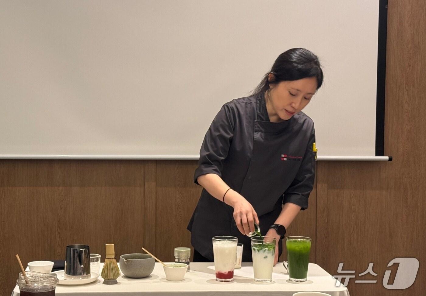 김현정 투썸플레이스 연구개발팀 커피·음료 담당이 신제품 설명회 현장에서 전통 다도 도구를 활용해 말차 제조 시연을 선보였다.뉴스1 ⓒ News1 이강 기