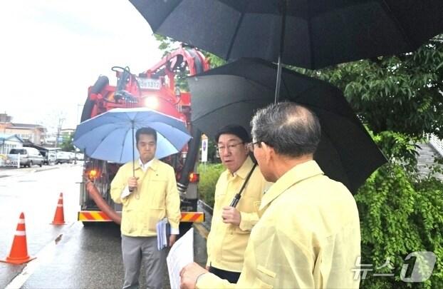 본문 이미지 - 우범기 전주시장(사진 가운데) 17일 풍남동 일원의 도로 상습 침수지역 빗물받이 준설 현장을 찾아 작업 진행 상황과 호우 대응 상황 등 현황을 점검했다.(전주시 제공, 재판매 및 DB 금지)/뉴스1