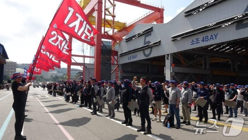 본문 이미지 - 금속노조 현대중공업지부 조합원들이 지난 11일 울산 조선소에서 파업 집회를 하고 있다. &#40;현대중공업 노조 제공. 재판매 및 DB 금지&#41; /뉴스1