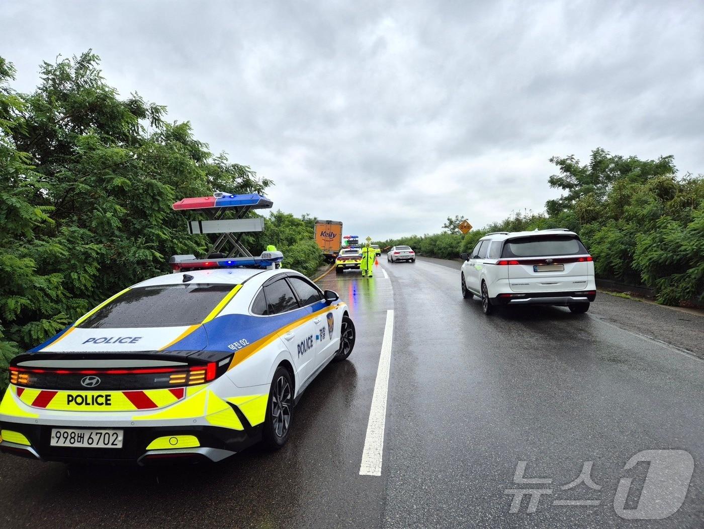 본문 이미지 - 17일 전주시 덕진구 도도교차로에서 빗길 교통사고가 발생해 경찰관이 현장 교통정리에 나서고 있다.(전북경찰청 제공. 재판매 및 DB금지) 2025.7.17/뉴스1