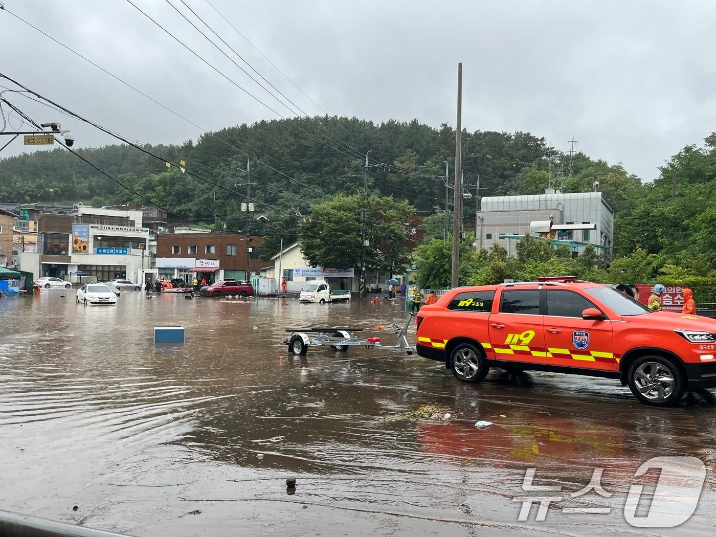 본문 이미지 - 17일 대구 북구 노곡동 일대가 침수돼 상가와 차량이 물이 잠겼다. 주민이 물길을 헤치고 걸어가고 있다.(독자 제공.재판매 및 DB금지) 2025.7.17/뉴스1 ⓒ News1 신성훈 기자