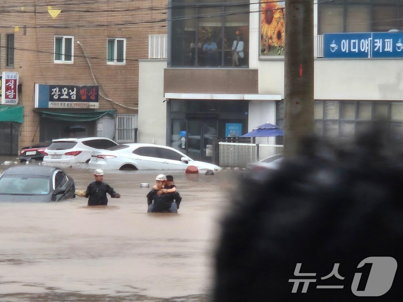 본문 이미지 - 17일 대구 북구 노곡동 일대가 침수된 모습. (독자 제공.재판매 및 DB금지) 2025.7.17/뉴스1 ⓒ News1 신성훈 기자