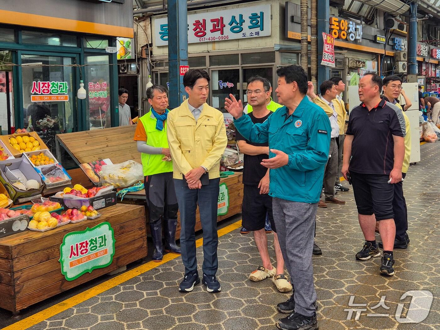 본문 이미지 - 노용석 중소벤처기업부 차관이 17일 충남 당진전통시장을 방문해 집중호우 피해 상황을 점검하고 있다. &#40;중소벤처기업부 제공. 재판매 및 DB금지&#41;