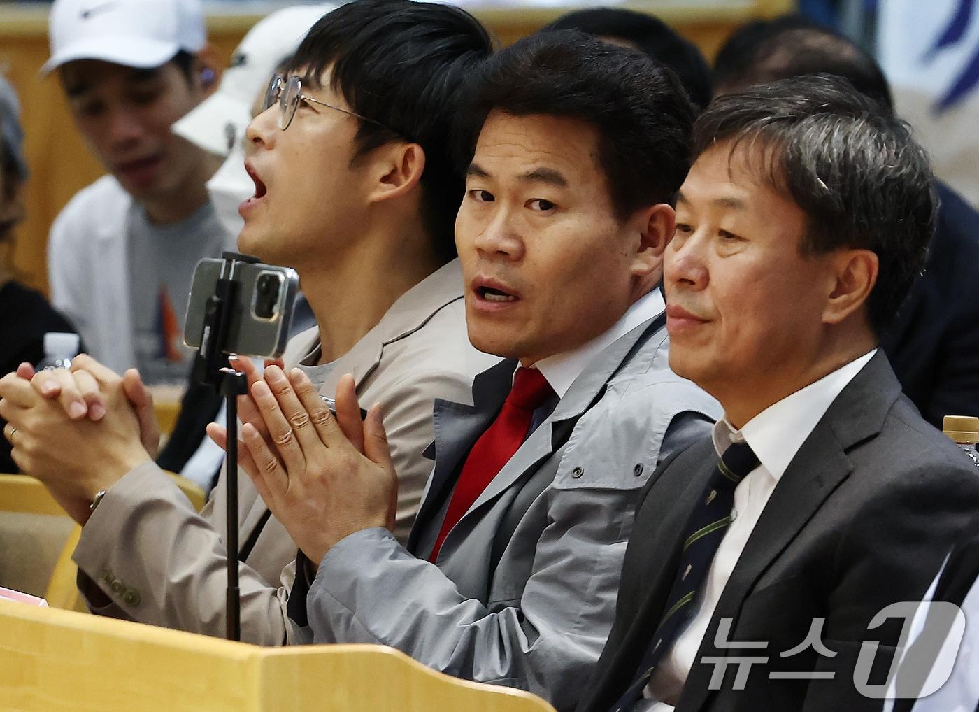 본문 이미지 - 한국사 강사 전한길 씨가 17일 오후 서울 은평구 은평제일교회에서 열린 모스탄 전 대사 초청 간증 집회에 참석해 자리하고 있다. 2025.7.17/뉴스1 ⓒ News1 김민지 기자