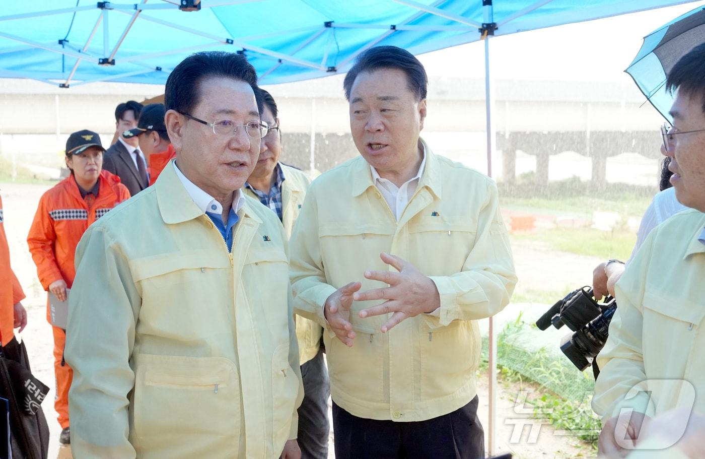 김영록 전남지사가 17일 화순 풍수해생활권 사업 현장을 찾아 수해 대비 현장 점검을 하고 있다.&#40;전남도 제공. 재배포 및 DB 금지&#41;