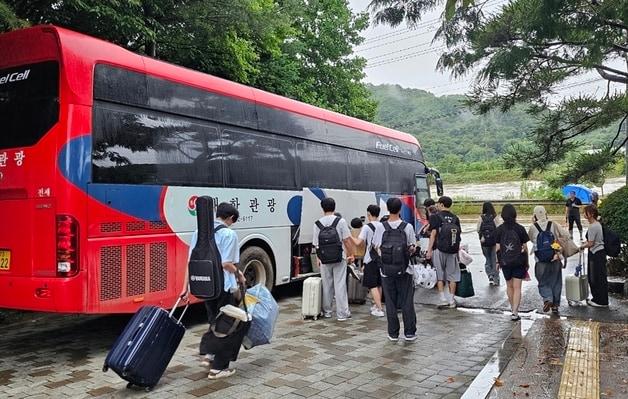 본문 이미지 - 학교 주변 하천에 홍수경보가 내려지면서 고립됐던 충북 청주 양업고등학교 학생들이 도로 동행이 가능해지면서 버스를 이용해 귀가하고 있다.(충북교육청 제공. 재판매 및 DB금지)/뉴스1 ⓒ News1 엄기찬 기자