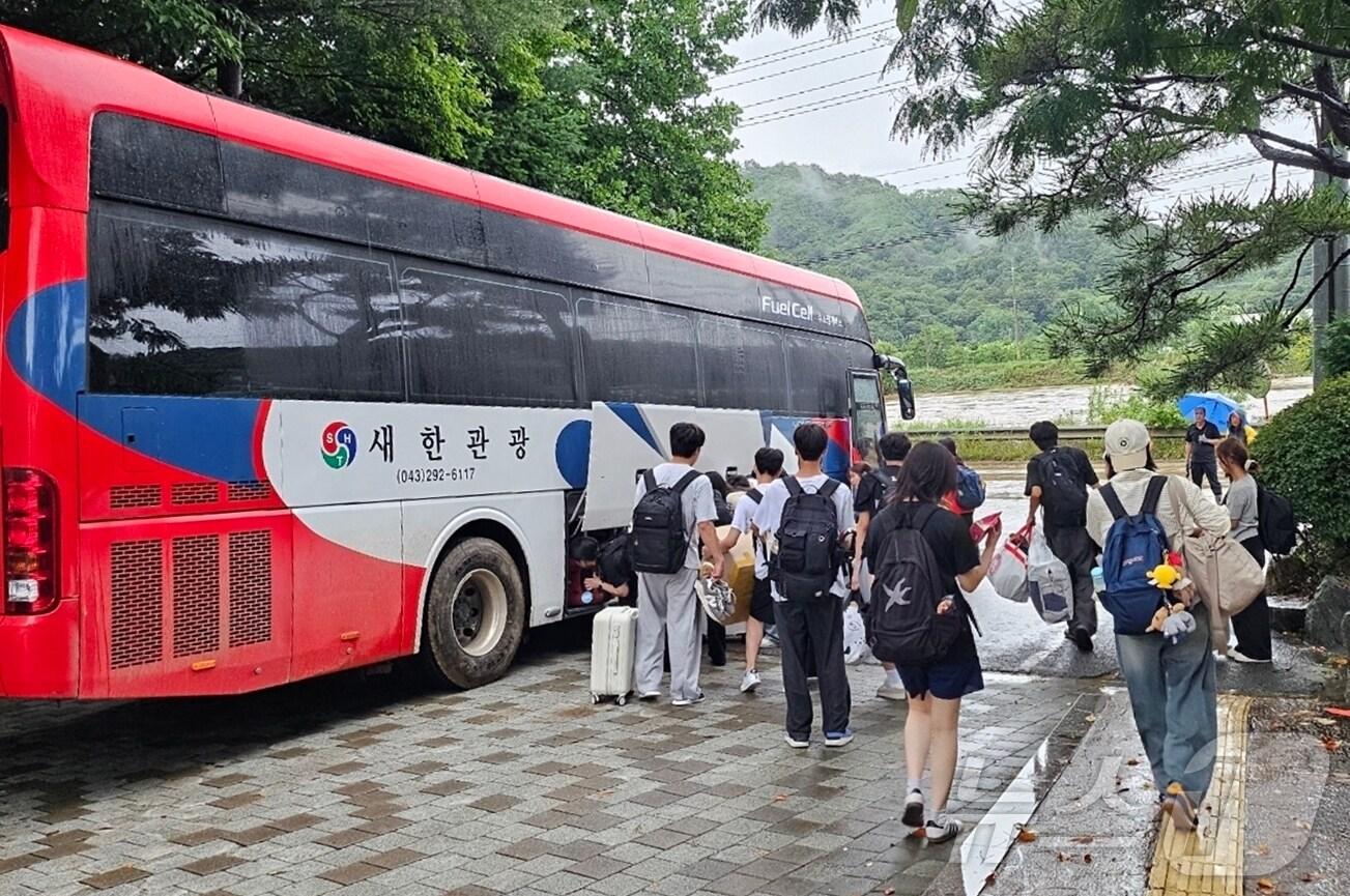 본문 이미지 - 17일 학교 주변 하천에 홍수경보가 내려지면서 고립됐던 충북 청주 양업고등학교 학생들이 도로 동행이 가능해지면서 버스를 이용해 귀가하고 있다.(충북교육청 제공. 재판매 및 DB금지)/뉴스1 2025.7.17/뉴스1 ⓒ News1 엄기찬 기자