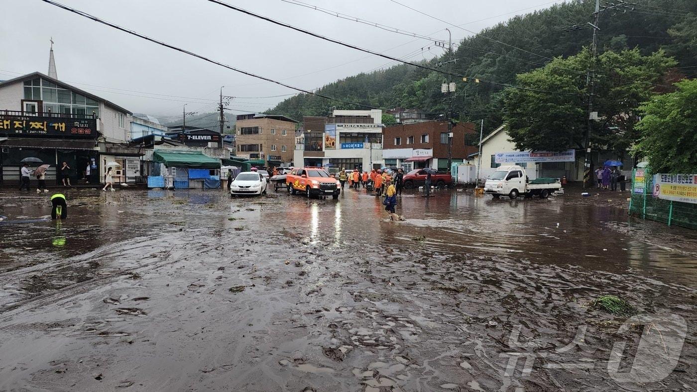 17일 오후 침수피해를 입은 대구 북구 노곡동 침수 현장. 집과 상가가 아수라장이 돼 발디딜 틈도 없다.(대구 북구 제공.재판매 및 DB금지) 2025.7.17/뉴스1 ⓒ News1 이성덕 기자