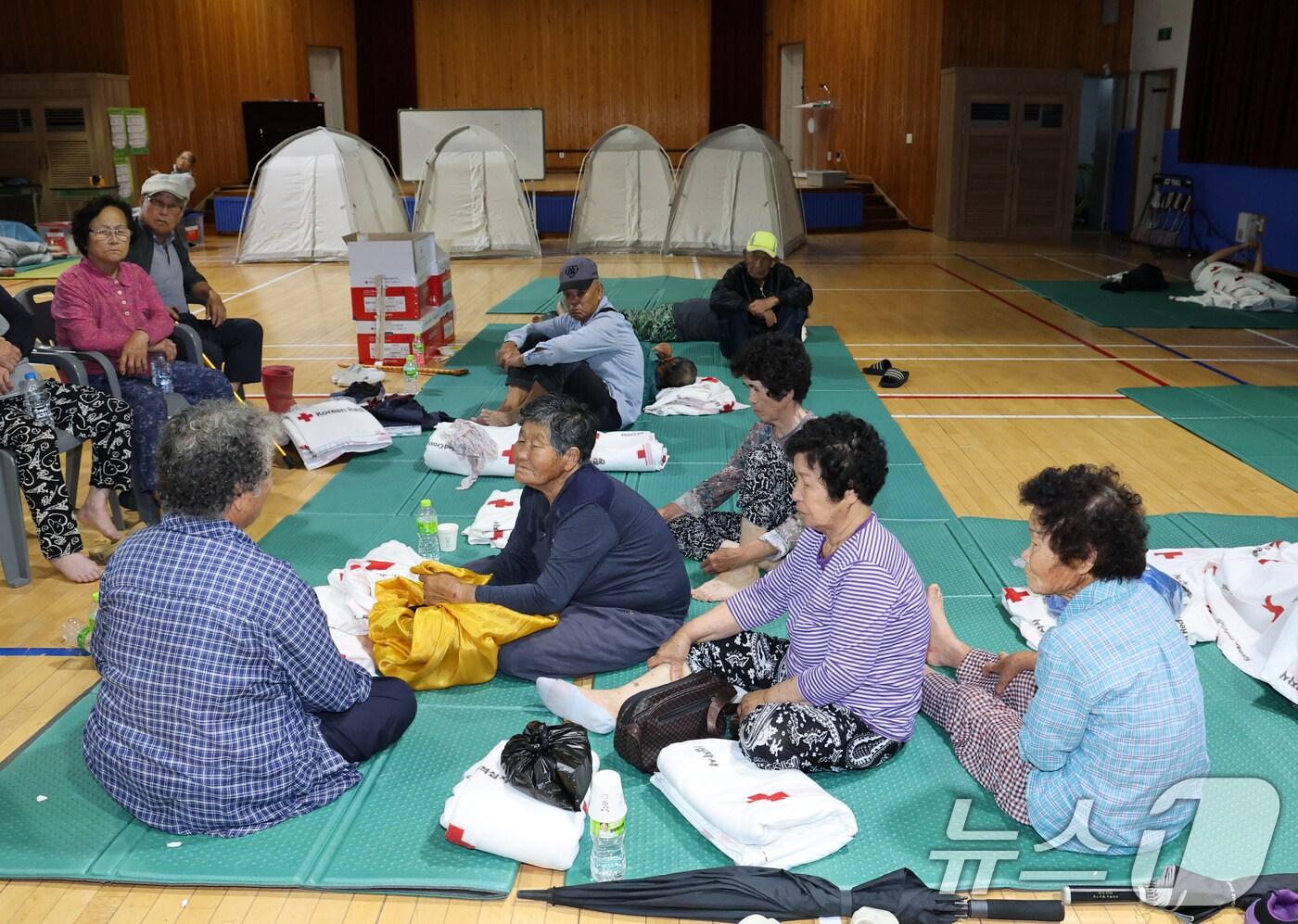 충남지역에 내린 집중호우에 침수피해를 입은 주민들이 17일 충남 예산군 고덕중학교에 마련된 이재민 대피소에서 휴식을 취하고 있다. 고덕중학교 이재민 대피소에는 용리, 구만리 ,하포리 주민 50여 명이 대피해 있으나 임시생활시설, 긴급구호물품 등 기초적인 물품이 턱없이 부족해 주민들이 어려움을 겪고 있다. 2025.7.17/뉴스1 ⓒ News1 김기태 기자