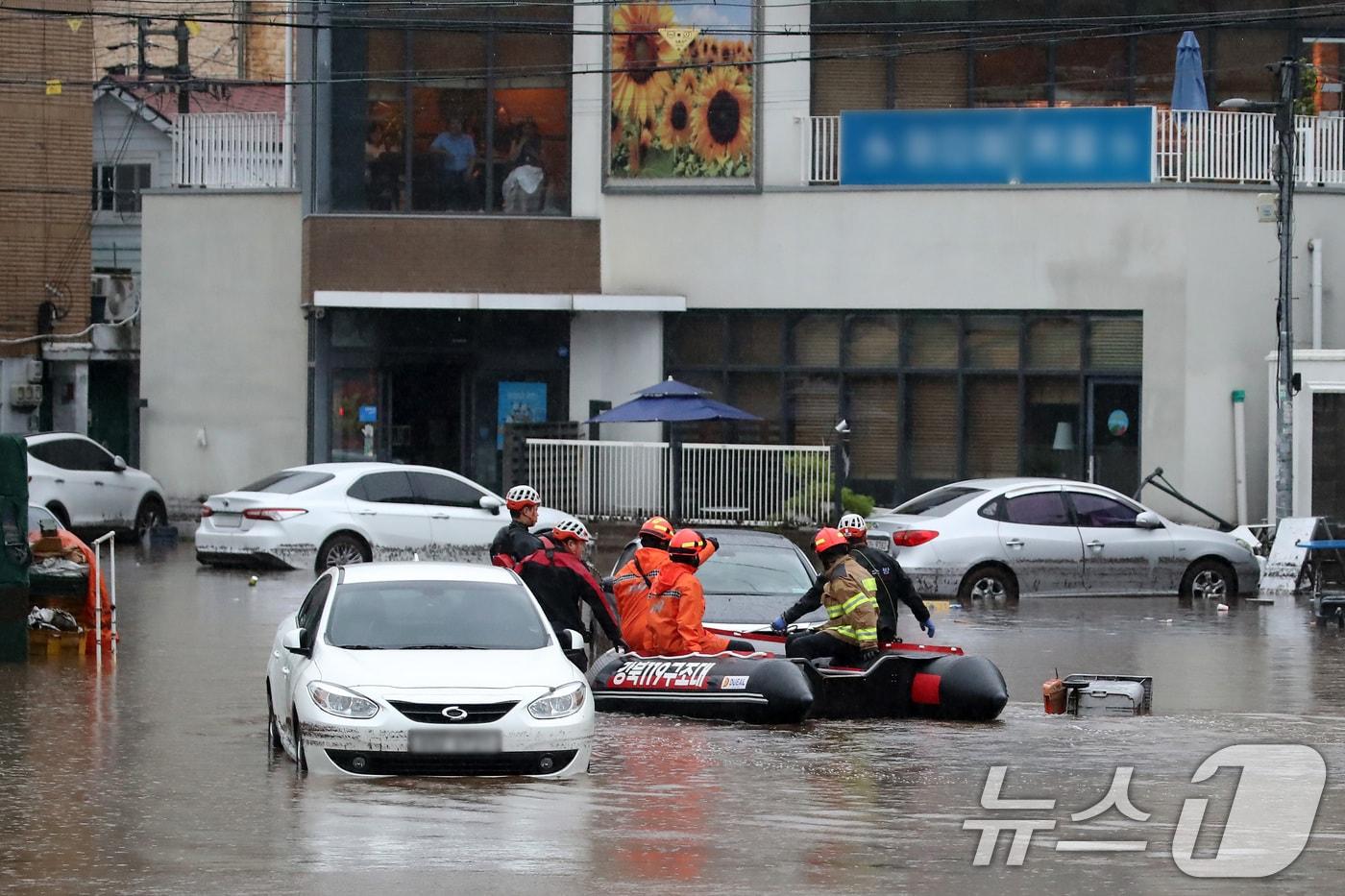 지난 17일 오후 대구 북구 노곡동 마을이 집중호우에 침수돼 119구조대가 고립된 주민을 구조하기 위해 구명보트를 타고 마을로 들어가고 있다.  뉴스1 ⓒ News1 공정식 기자