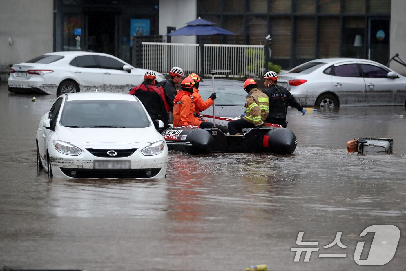 17일 오후 대구 북구 노곡동 마을이 집중호우에 침수돼 119구조대가 고립된 주민을 구조하기 위해 구명보트를 타고 마을로 들어가고 있다. 이곳은 2010년 7월 폭우로 70여 가구가 물에 잠기고 차량 110여 대가 침수 피해를 봤다. 이어 한 달 뒤 또다시 집중호우로 저지대에 물이 차면서 건물 60여 채와 차량 30여 대가 물에 잠겼다. 노곡동 주민들은 "침수를 막기 위해 만든 배수펌프장이 오히려 수해를 불렀다＂며 반복되는 인재에 분통을 터뜨렸다. 2025.7.17/뉴스1 ⓒ News1 공정식 기자