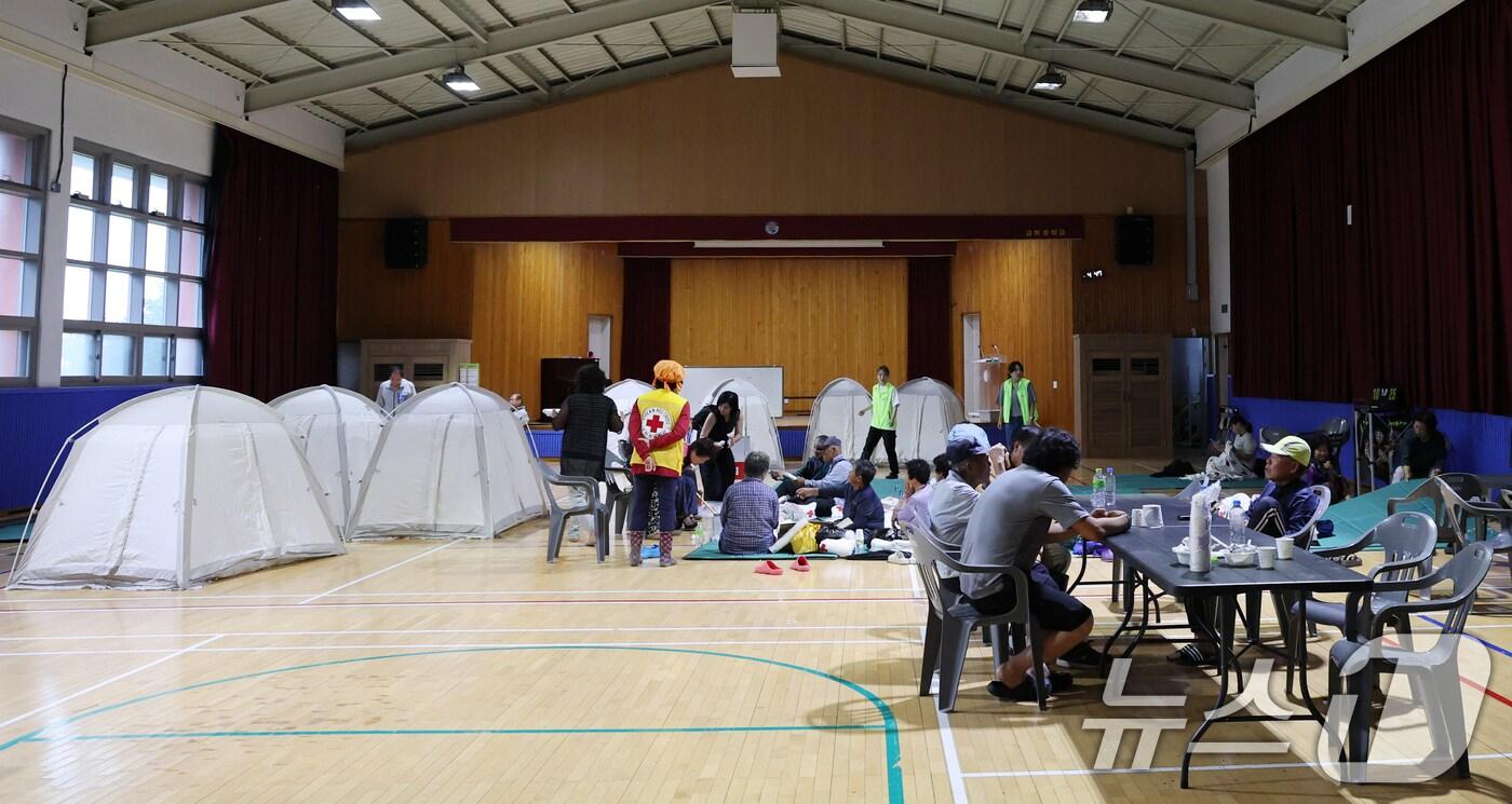 충남지역에 내린 집중호우에 침수피해를 입은 주민들이 17일 충남 예산군 고덕중학교에 마련된 이재민 대피소에서 휴식을 취하고 있다. 고덕중학교 이재민 대피소에는 용리, 구만리 ,하포리 주민 50여 명이 대피해 있으나 임시생활시설, 긴급구호물품 등 기초적인 물품이 턱없이 부족해 주민들이 어려움을 겪고 있다. 2025.7.17/뉴스1 ⓒ News1 김기태 기자