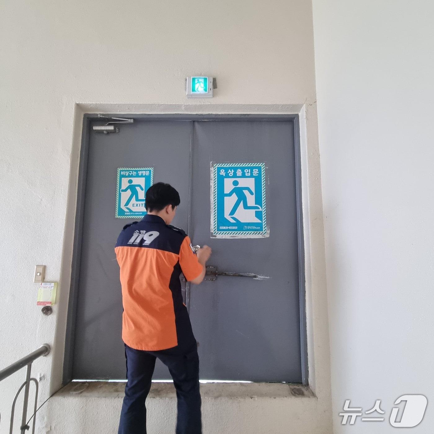 본문 이미지 - 경기도소방재난본부 노후 아파트 점검 현장. (경기도소방재난본부 제공. 재판매 및 DB 금지) 2025.7.17/뉴스1