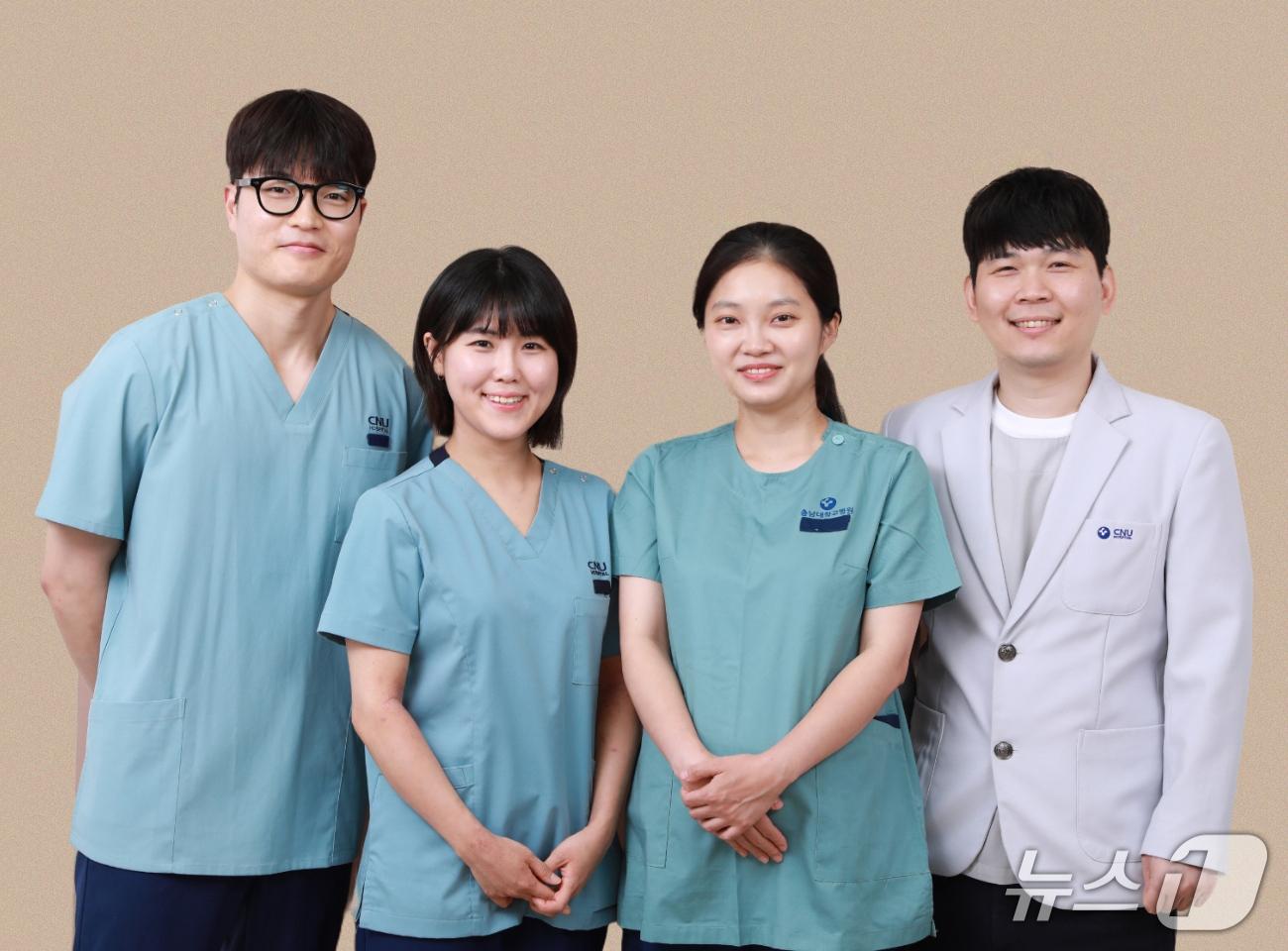 본문 이미지 - 충남대병원 간호연구팀. 왼쪽부터 마취통증의학과 한태수, 221병동 김진아·홍나은, 의료질관리팀 이찬 간호사)