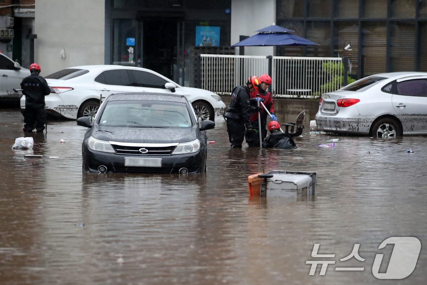 7월17일 오후 대구 북구 노곡동 마을이 침수돼 119구조대가 수색하고 있다. 2025.7.17/뉴스1 ⓒ News1 공정식 기자