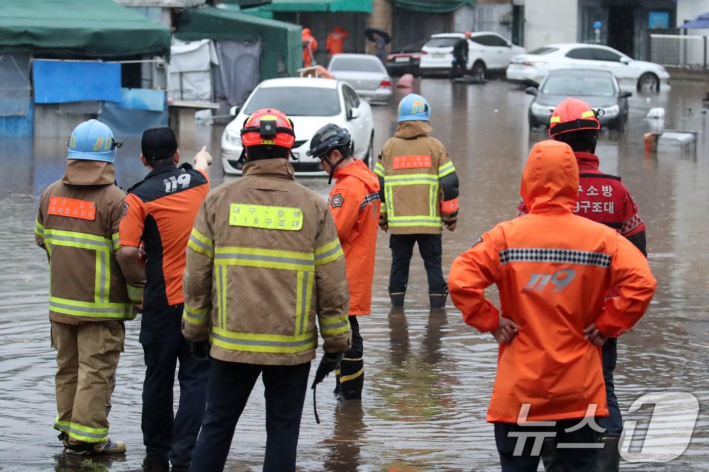 17일 오후 대구 북구 노곡동 마을이 집중호우에 침수돼 소방 당국이 현장을 지켜보고 있다. 이곳은 2010년 7월 폭우로 70여 가구가 물에 잠기고 차량 110여 대가 침수 피해를 봤다. 이어 한 달 뒤 또다시 집중호우로 저지대에 물이 차면서 건물 60여 채와 차량 30여 대가 물에 잠겼다. 노곡동 주민들은 &#34;침수를 막기 위해 만든 배수펌프장이 오히려 수해를 불렀다＂며 반복되는 인재에 분통을 터뜨렸다. 2025.7.17/뉴스1 ⓒ News1 공정식 기자