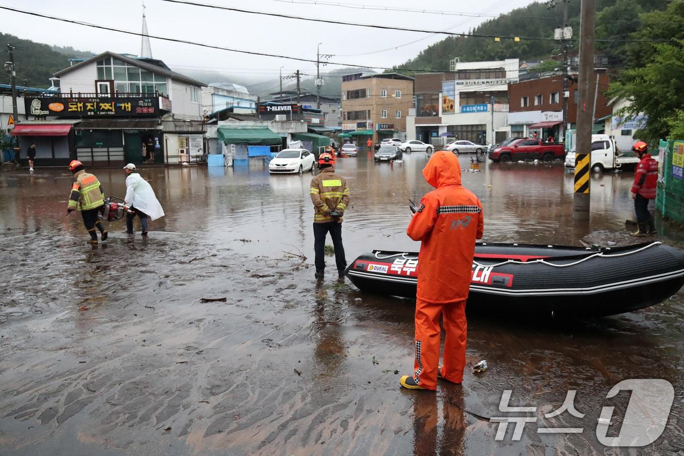 본문 이미지 - 대구시가 재해 취약계층을 보호하기 위해 추진하는 '풍수해보험 제3자 기부제'의 성과가 큰 것으로 나타났다. 사진은 지난해 7월 풍수해 피해를 본 대구 북구 노곡동. (사진은 기사 내용과 무관함) 2025.7.17 ⓒ 뉴스1 공정식 기자